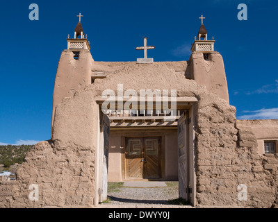 L'église catholique traditionnelle adobe de San Jose de Gracia à Las Trampas, New Mexico, USA. Banque D'Images