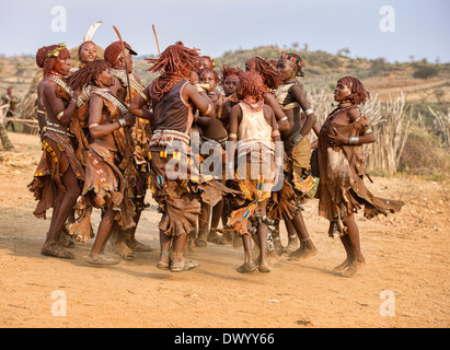 Les femmes Hamer dancing un taureau sautant près de Turmi cérémonie dans la vallée de l'Omo, Ethiopie Banque D'Images