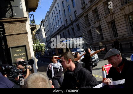 Londres, Royaume-Uni. Mar 15, 2014. - Anti fascistes crier sur les marcheurs.Anglais Force volontaire mars dans le centre de Londres. Megawhat Crédit : Rachel/Alamy Live News Banque D'Images