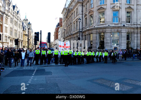 Londres, Royaume-Uni. Mar 15, 2014. La ligne de la police de la route pour empêcher l'accessibilité et l'UAF meetingEnglish force volontaire mars dans le centre de Londres. Megawhat Crédit : Rachel/Alamy Live News Banque D'Images