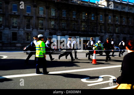 Londres, Royaume-Uni. Mar 15, 2014. Exécution de la police pour arrêter les affrontements entre les peopleEnglish adverse force volontaire mars dans le centre de Londres. Megawhat Crédit : Rachel/Alamy Live News Banque D'Images