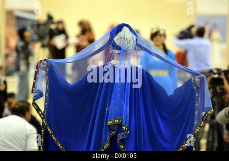 Sanaa, Yémen. Mar 15, 2014. Un modèle présente des vêtements traditionnelle yéménite dans un défilé qui a eu lieu à Sanaa, Yémen, le 15 mars 2014. Le ministère de la culture yéménite a tenu un défilé le samedi, dans l'espoir de relancer l'industrie touristique dans les troubles touchés par l'introduction du Yémen pays culture fascinante. Bien qu'il y a grande variété de clothers traditionnel au Yémen, un trait distinctif des costumes traditionnels pour les femmes yéménites est la combinaison de menottes et des bijoux. Source : Xinhua/Alamy Live News Banque D'Images