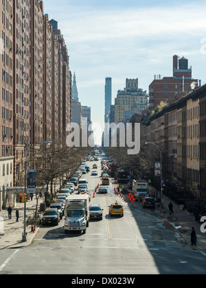 Vue vers l'est sur la 23e Rue Ouest, vue de la ligne haute, New York's parc élevé créés sur une ancienne ligne de chemin de fer. Banque D'Images