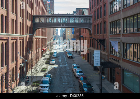 Vue vers l'est sur 15th Street, Chelsea, vu de la ligne haute, New York's parc élevé créés sur une ancienne ligne de chemin de fer. Banque D'Images