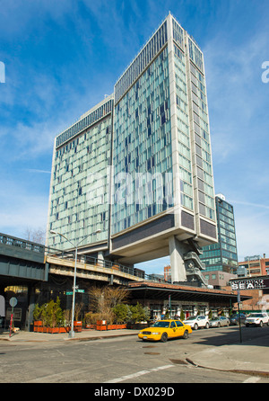 Vue sur New York, parc High Line s'exécutant sous l'hôtel standard entre les 12e et 13e Rue, Manhattan. Banque D'Images