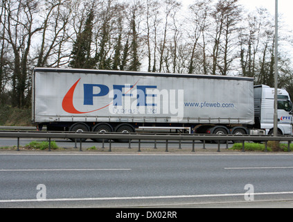 Un chariot qui se déplace le long de la route A12 dans l'Essex, en Angleterre. Banque D'Images