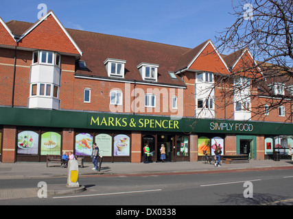 Marks & Spencer Simply Food shop dans la High Street and Banstead, Surrey, Angleterre. Banque D'Images