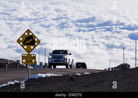 Location sur le Mauna Kea summit road, nuages en arrière-plan. Grande Île d'Hawaï. Banque D'Images