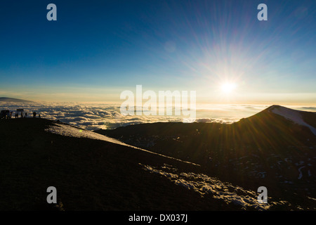 Les touristes se réunissent au sommet de Mauna Kea (13 803 ft / 4 207 m) pour admirer le coucher du soleil. Grande Île d'Hawaï Banque D'Images