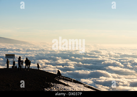 Les touristes se réunissent au sommet de Mauna Kea (13 803 ft / 4 207 m) pour admirer le coucher du soleil. Grande Île d'Hawaï Banque D'Images