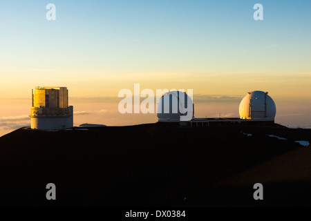 Télescopes à sommet de Mauna Kea juste avant le coucher du soleil. Grande Île d'Hawaï. Banque D'Images