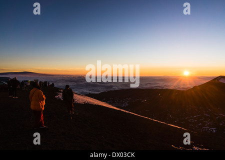 Les touristes se réunissent au sommet de Mauna Kea (13 803 ft / 4 207 m) pour admirer le coucher du soleil. Grande Île d'Hawaï Banque D'Images