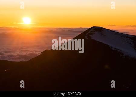 Vue du coucher de soleil depuis le sommet de Mauna Kea (13 803 ft / 4 207 m). Grande Île d'Hawaï. Banque D'Images