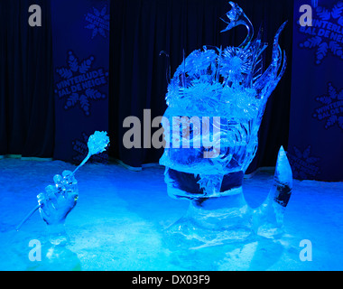 Sculpture de glace de la tête humaine décorées de fleurs, illuminé la nuit dans le parc de la Confédération, le Bal de cas, Ottawa, Canada Banque D'Images