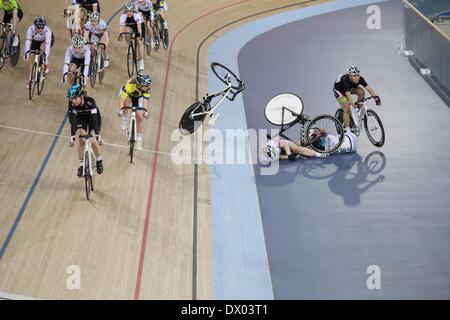 Lee Valley VeloPark, Londres, Royaume-Uni. 15 mars 2014. Cyclisme sur piste série révolution Journée 5, jour 2. Un accident durant la course scratch filles futures stars vu Jessie Ansell (le plus proche sur le marbre) congé avec une épaule disloquée et ébréchée Crédit : bassin Styles Neville/Alamy Live News Banque D'Images