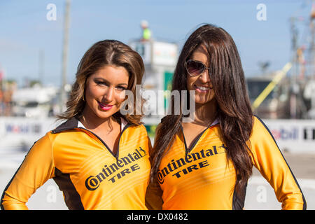 Sebring, en Floride, USA. Mar 15, 2014. Sebring, Floride - Mar 15, 2014 : Les modèles de pneus Continental posent pour les photos avant le début des 12 Heures de Sebring Sebring International Raceway à Sebring, Floride. Credit : csm/Alamy Live News Banque D'Images