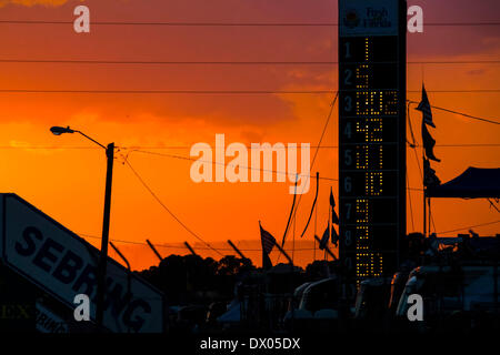 Sebring, en Floride, USA. Mar 15, 2014. Sebring, Floride - Mar 15, 2014 : Le Tudor United SportsCar Championship equipes prendre la piste au coucher du soleil pour les 12 heures de Sebring Sebring International Raceway à Sebring, Floride. Credit : csm/Alamy Live News Banque D'Images