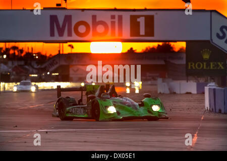 Sebring, en Floride, USA. Mar 15, 2014. Sebring, Floride - Mar 15, 2014 : Le Tudor United SportsCar Championship equipes prendre la piste au coucher du soleil pour les 12 heures de Sebring Sebring International Raceway à Sebring, Floride. Credit : csm/Alamy Live News Banque D'Images