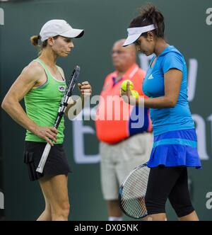 Los Angeles, Californie, USA. Mar 15, 2014. Cara Black du Zimbabwe, à gauche, des entretiens à son partenaire Sania Mirza de l'Inde au cours d'un match de finale en double femmes au BNP Paribas Open de tennis tournoi contre Shuai Peng de Chine et de Su-Wei Hsieh de Taipei (Taiwan), le samedi, 15 mars 2014 à Indian Wells, en Californie. Peng Hsieh et a remporté le titre 7-6. 6-2. Ringo : crédit Chiu/ZUMAPRESS.com/Alamy Live News Banque D'Images