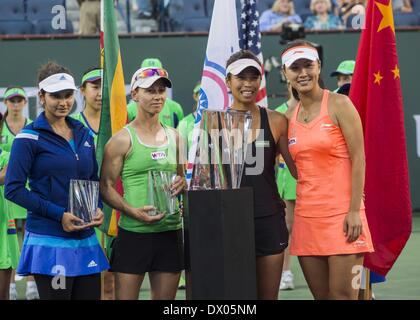 Los Angeles, Californie, USA. Mar 15, 2014. (De gauche à droite) Sania Mirza de l'Inde et son partenaire Cara Black du Zimbabwe avec Su-Wei Hsieh-post de Taipei (Taiwan), et son partenaire Shuai Peng de Chine, en face de leurs trophées après un match de finale en double femmes au BNP Paribas Open de tennis, samedi, 15 mars 2014 à Indian Wells, en Californie. Peng Hsieh et a remporté le titre 7-6. 6-2. Ringo : crédit Chiu/ZUMAPRESS.com/Alamy Live News Banque D'Images