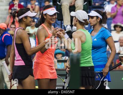 Los Angeles, Californie, USA. Mar 15, 2014. (De gauche à droite)-Su-Wei Hsieh de Taipei (Taiwan), et son partenaire Shuai Peng de Chine, salue avec Cara Black du Zimbabwe et Sania Mirza de l'Inde, après un match de finale en double femmes au BNP Paribas Open de tennis, samedi, 15 mars 2014 à Indian Wells, en Californie. Peng Hsieh et a remporté le titre 7-6. 6-2. Ringo : crédit Chiu/ZUMAPRESS.com/Alamy Live News Banque D'Images