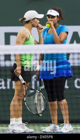 Los Angeles, Californie, USA. Mar 15, 2014. Cara Black du Zimbabwe, à gauche, des entretiens à son partenaire Sania Mirza de l'Inde au cours d'un match de finale en double femmes au BNP Paribas Open de tennis tournoi contre Shuai Peng de Chine et de Su-Wei Hsieh de Taipei (Taiwan), le samedi, 15 mars 2014 à Indian Wells, en Californie. Peng Hsieh et a remporté le titre 7-6. 6-2. Ringo : crédit Chiu/ZUMAPRESS.com/Alamy Live News Banque D'Images