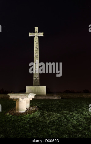 La photographie de nuit de Durham monument commémoratif de guerre par la Cathédrale Banque D'Images