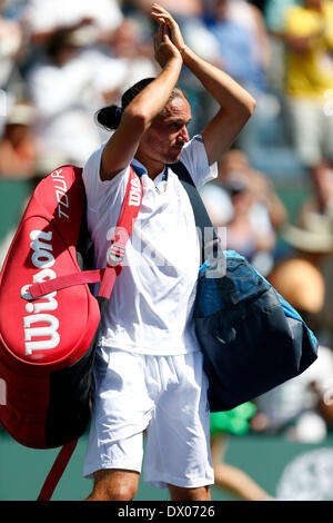 Los Angeles, Californie. 15 mars 2014. Alexandr Dolgopolov de l'Ukraine reconnaît la foule après avoir perdu contre Roger Federer de la Suisse pendant le BNP Paribas Open à Indian Wells Tennis Garden à Indian Wells CA. Banque D'Images