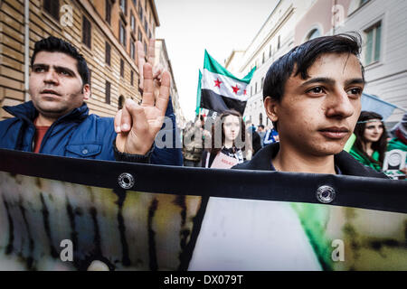 Rome, Italie - 15 mars 2014 : Un jeune manifestant syrien fait un signe V au cours d'une manifestation à Rome pour marquer le troisième anniversaire de la révolution syrienne. Des milliers de Syriens et leurs partisans de toute l'Italie sont descendus dans les rues de Rome au cours d'une manifestation pour commémorer le troisième anniversaire de la révolution syrienne contre le gouvernement du Président Bashar Assad. (Photo de Giuseppe Ciccia / Pacific Press) Banque D'Images