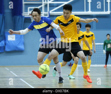 Cambridge, UK. Mar 15, 2014. Wang Xianzhi (R) de l'Université de Sheffield La société de Hong Kong(SHKS) s'acharne pour l'équipe de la balle au cours de l'UK Chinese cinq-A-side football intérieur University Cup 2014 à l'Université de Cambridge Sports Centre à Cambridge, en Grande-Bretagne, le 15 mars 2014. SHKS Team a demandé le titre en battant Team Chinese Students and Scholars Association à Cambridge (CSSA) avec 4-1 en finale. Credit : Wang Lili/Xinhua/Alamy Live News Banque D'Images