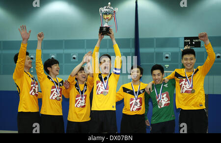 Cambridge, UK. Mar 15, 2014. Les joueurs de l'Université de Sheffield La société de Hong Kong (SHKS) Équipe célébrer avec le trophée lors de la cérémonie, pour la France, cinq Chinois-A-side football intérieur University Cup 2014 à l'Université de Cambridge Sports Centre à Cambridge, en Grande-Bretagne, le 15 mars 2014. SHKS Team a demandé le titre en battant Team Chinese Students and Scholars Association à Cambridge (CSSA) avec 4-1 en finale. Credit : Wang Lili/Xinhua/Alamy Live News Banque D'Images