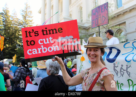 Sacramento, Californie 15 Mars, 2014 Une foule estimée à 4 000 manifestants ont pris les bus de 16 villes différentes de la capitale de l'Etat d'exiger Gouverneur Jerry Brown, interdiction de la fracturation hydraulique. En ce qui est surnommé le plus grand rassemblement de fracturation dans l'histoire de la Californie, la Californie fracturation 'Don't' manifestation s'exprimer leurs préoccupations au sujet des tremblements, de l'air et la pollution de l'eau, le changement climatique et exhortant la gouverneure Jerry Brown à cesser toutes les activités de fracturation en Californie. Credit : Lisa Werner/ Alamy Live News Banque D'Images