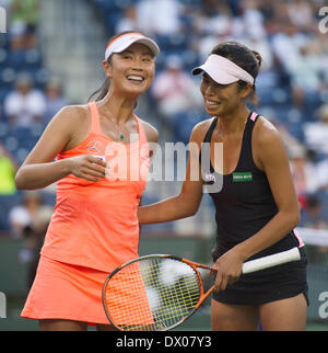 Indian Wells, Etats-Unis. Mar 15, 2014. Peng Shuai (L) de la Chine et du Taipei chinois Su-Wei Hsieh célébrer la victoire lors de la finale du double dames contre Sania Mirza de l'Inde et Cara Black du Zimbabwe au BNP Paribas Open à Indian Wells, en Californie, États-Unis, le 15 mars 2014. Su-Wei Hsieh et Shuai Peng a gagné 2-0 à revendiquer le titre. Crédit : Yang Lei/Xinhua/Alamy Live News Banque D'Images