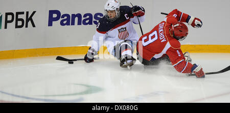 Sochi, Russie. Mar 15, 2014. Andy Yohe du United States rivalise avec Konstanitin Shikhov de la Russie lors de la finale de hockey sur luge entre la Russie et les États-Unis aux Jeux paralympiques de Sotchi, Russie, le 15 mars 2014. Les États-Unis ont gagné 1-0. © Dai Tianfang/Xinhua/Alamy Live News Banque D'Images