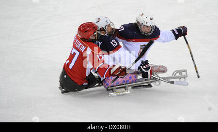 Sochi, Russie. Mar 15, 2014. Joshua Sweeney (C) et Joshua Pauls (R) de la United States vie Selyukin avec Vadim de la Russie lors de la finale de hockey sur luge entre la Russie et les États-Unis aux Jeux paralympiques de Sotchi, Russie, le 15 mars 2014. Les États-Unis ont gagné 1-0. © Dai Tianfang/Xinhua/Alamy Live News Banque D'Images