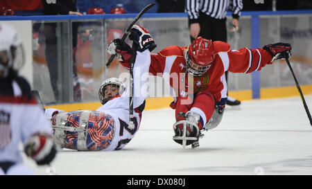 Sochi, Russie. Mar 15, 2014. Adam Page de l'United States (L) rivalise avec Alexey Amosov de la Russie lors de la finale de hockey sur luge entre la Russie et les États-Unis aux Jeux paralympiques de Sotchi, Russie, le 15 mars 2014. Les États-Unis ont gagné 1-0. © Dai Tianfang/Xinhua/Alamy Live News Banque D'Images