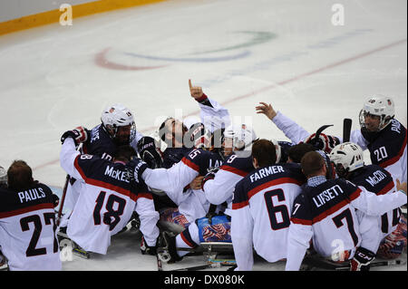 Sochi, Russie. Mar 15, 2014. Les joueurs de l'United States célébrer la victoire lors de la finale de hockey sur luge entre la Russie et les États-Unis aux Jeux paralympiques de Sotchi, Russie, le 15 mars 2014. Les États-Unis ont gagné 1-0. © Dai Tianfang/Xinhua/Alamy Live News Banque D'Images