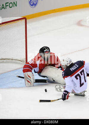 Sochi, Russie. Mar 15, 2014. Joshua Paul de l'United States pousses durant la finale de hockey sur luge entre la Russie et les États-Unis aux Jeux paralympiques de Sotchi, Russie, le 15 mars 2014. Les États-Unis ont gagné 1-0. © Dai Tianfang/Xinhua/Alamy Live News Banque D'Images