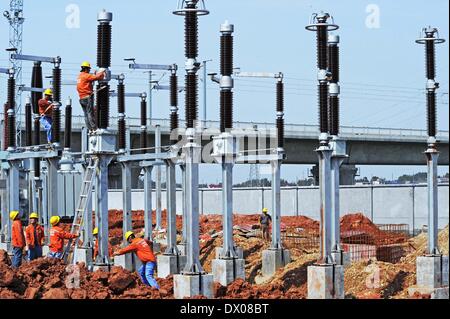 (140316) -- BEIJING, 16 mars 2014 (Xinhua) -- Les travailleurs installés à la sous-station de l'Heping Street segment sur l'Hangzhou-Changsha la grande vitesse ferroviaire dans la région de Changsha City, Zhejiang Province de la Chine de l'Est, le 16 mars 2014. Les 933 kilomètres de chemin de fer à grande vitesse reliant Hangzhou, capitale du Zhejiang et Changsha, capitale de la province du Hunan en Chine centrale, est conçu à une vitesse maximale de 350 kilomètres à l'heure. Depuis la construction de l'électrification des chemins de fer, en juin dernier, 92 pour cent des frais généraux du système contact mâts ont été érigées, 65 pour cent des conducteurs ont été mis en place, 20 pour cent de la Banque D'Images