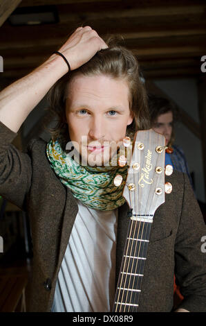 Document - un document sans date photo illustre musicien Allemand Joeran Steinhauer avec sa guitare. Steinhauer va concourir pour Lativa avec son groupe 'Aarzemnieki' (lit. Étranger) à la prochaine chanson Eurvision 2014. Photo : Linda Rutule ( : pour/de crédit obligatoire - PHOTO : LINDA RUTULE) Banque D'Images