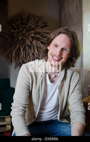 Document - un document sans date photo illustre musicien Allemand Joeran Steinhauer souriant. Steinhauer va concourir pour Lativa avec son groupe 'Aarzemnieki' (lit. Étranger) à la prochaine chanson Eurvision 2014. Photo : Linda Rutule ( : pour/de crédit obligatoire - PHOTO : LINDA RUTULE) Banque D'Images