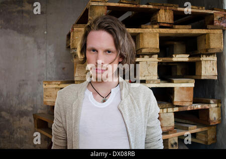 Document - un document sans date photo illustre musicien Allemand Joeran Steinhauer debout devant un ensemble de palettes en bois. Steinhauer va concourir pour Lativa avec son groupe 'Aarzemnieki' (lit. Étranger) à la prochaine chanson Eurvision 2014. Photo : Linda Rutule ( : pour/de crédit obligatoire - PHOTO : LINDA RUTULE) Banque D'Images
