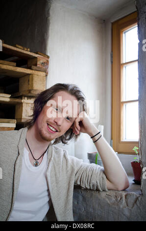 Document - un document sans date photo illustre musicien Allemand Joeran Steinhauer appuie contre un rebord de fenêtre. Steinhauer va concourir pour Lativa avec son groupe 'Aarzemnieki' (lit. Étranger) à la prochaine chanson Eurvision 2014. Photo : Linda Rutule ( : pour/de crédit obligatoire - PHOTO : LINDA RUTULE) Banque D'Images