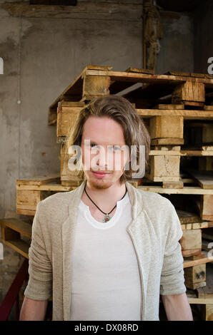 Document - un document sans date photo illustre musicien Allemand Joeran Steinhauer debout devant un ensemble de palettes en bois. Steinhauer va concourir pour Lativa avec son groupe 'Aarzemnieki' (lit. Étranger) à la prochaine chanson Eurvision 2014. Photo : Linda Rutule ( : pour/de crédit obligatoire - PHOTO : LINDA RUTULE) Banque D'Images