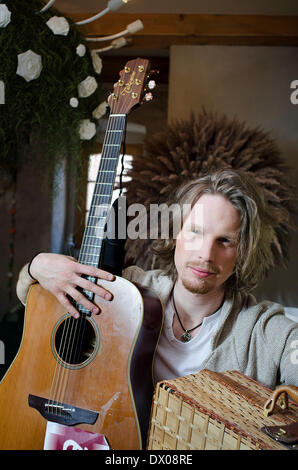 Document - un document sans date photo illustre musicien Allemand Joeran Steinhauer posant avec son guitat. Steinhauer va concourir pour Lativa avec son groupe 'Aarzemnieki' (lit. Étranger) à la prochaine chanson Eurvision 2014. Photo : Linda Rutule ( : pour/de crédit obligatoire - PHOTO : LINDA RUTULE) Banque D'Images