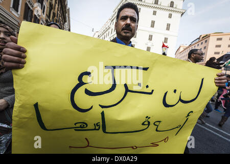 Rome, Italie. Mar 15, 2014. Rome, Italie ' Le 15 mars 2014 : Des manifestants syriens tenir bannières et agitent des drapeaux lors d'une manifestation à Rome pour marquer le troisième anniversaire de la révolution syrienne. Des milliers de Syriens et leurs partisans de toute l'Italie sont descendus dans les rues de Rome au cours d'une manifestation pour commémorer le troisième anniversaire de la révolution syrienne contre le gouvernement du Président Bashar Assad. Credit : Giuseppe Ciccia/NurPhoto ZUMAPRESS.com/Alamy/Live News Banque D'Images