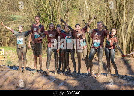 Exeter, Devon. Le 15 mars 2014. Une équipe de femmes posent pour une photographie dans entre pataugeant dans l'eau boueuse sur un parcours à obstacles à Escot Park .plus de 3 500 participants inscrits l'événement qui fait la promotion de la condition physique et l'esprit d'équipe. Credit : Nick Cable/Alamy Live News Banque D'Images