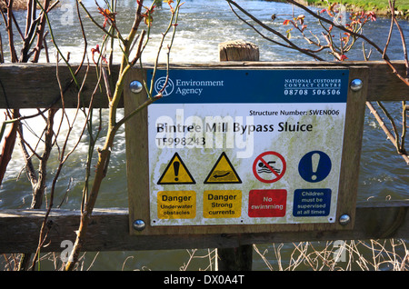 Bintree mill contourner les dangers d'écluse avis à Bintree, Norfolk, Angleterre, Royaume-Uni. Banque D'Images