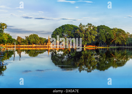 Vue panoramique du parc historique de Sukhothai, ancienne capitale de la Thaïlande, avec des temples bouddhistes et le lac Banque D'Images