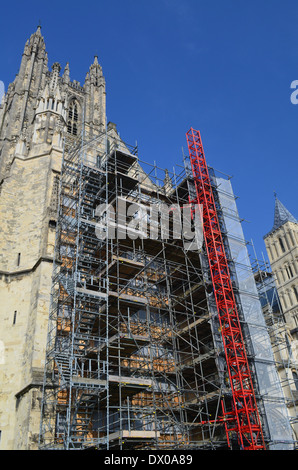 La Cathédrale de Canterbury dans le Kent, Angleterre dans le processus d'avoir des travaux de restauration en cours. Les échafaudages à l'extérieur. Banque D'Images